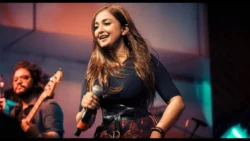 Youngster Misbehaves with Monali Thakur during Concert