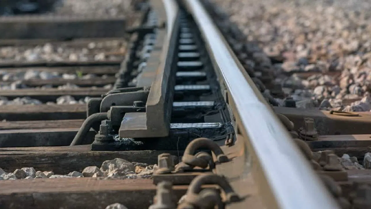 Palghar News Student Dies After Being Hit by Train While Crossing Tracks With Earphones  